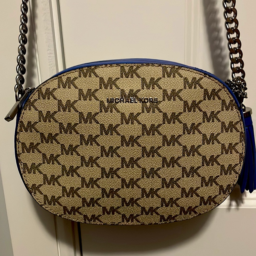 MK. Bag. Flattering shoulder bag. Beautiful